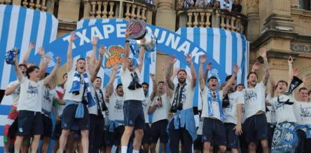 La Real Sociedad Celebra su Épico Triunfo: Un Desfile de Pasión y Orgullo en Donostia