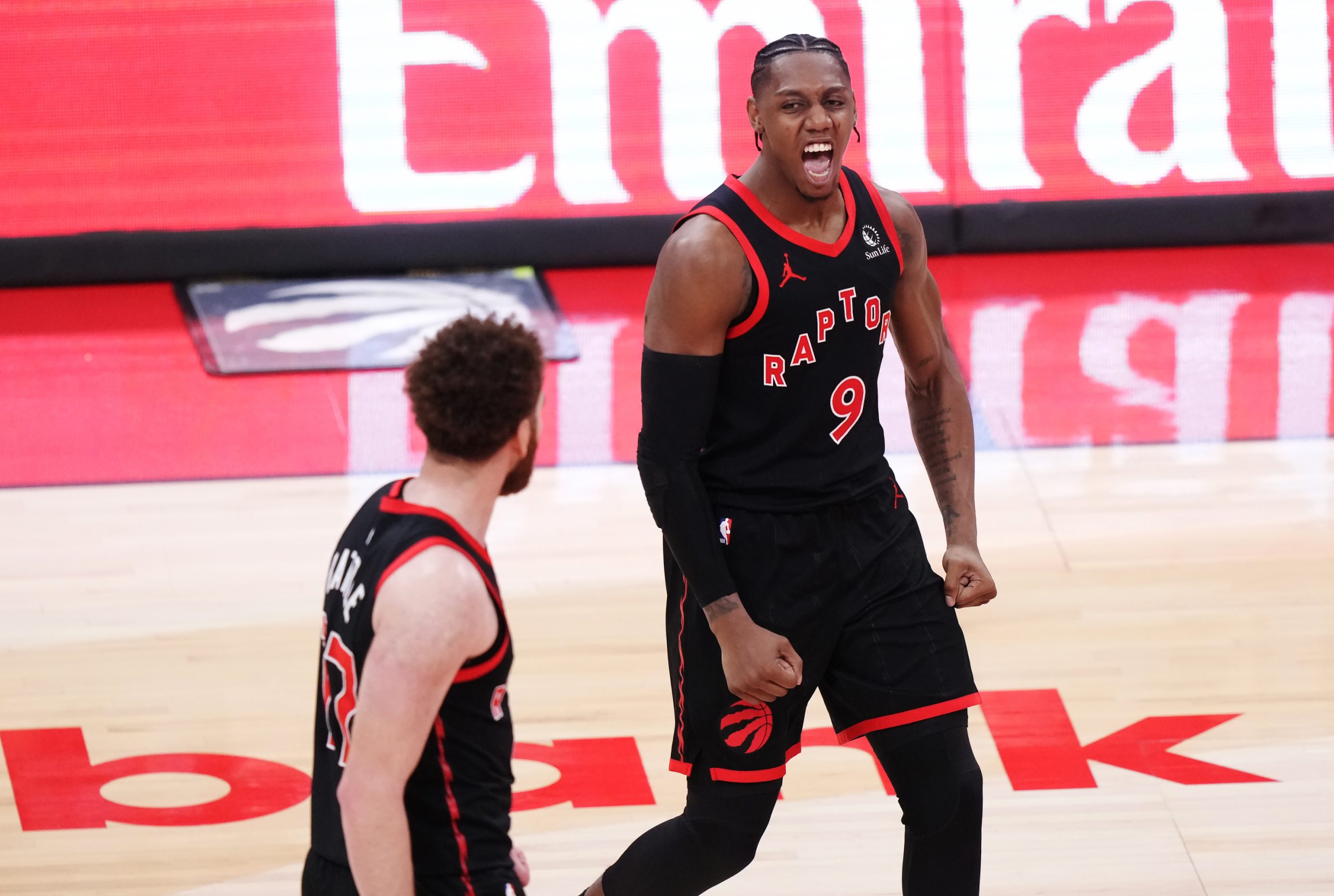 ¡Los Raptors Resucitan! Barnes y Barrett Deslumbran y Acortan Distancias en la Serie
