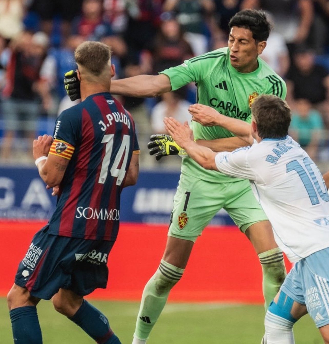 Imágenes Inaceptables en el Derbi Aragonés: La Controversia del Huesca-Zaragoza
