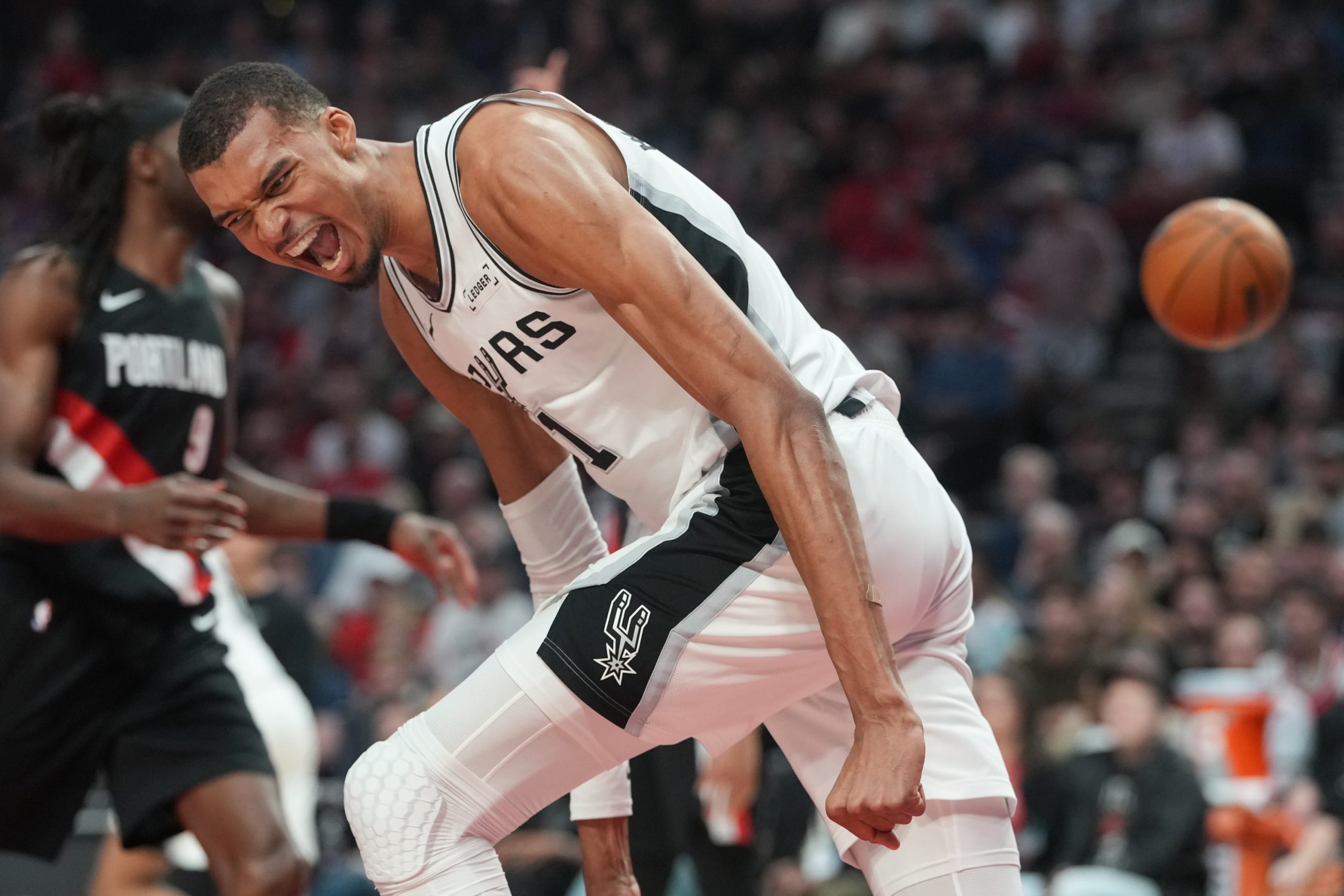¡Wemby Regresa y los Spurs Toman el Mando! Portland Se Desmorona en el Moda Center