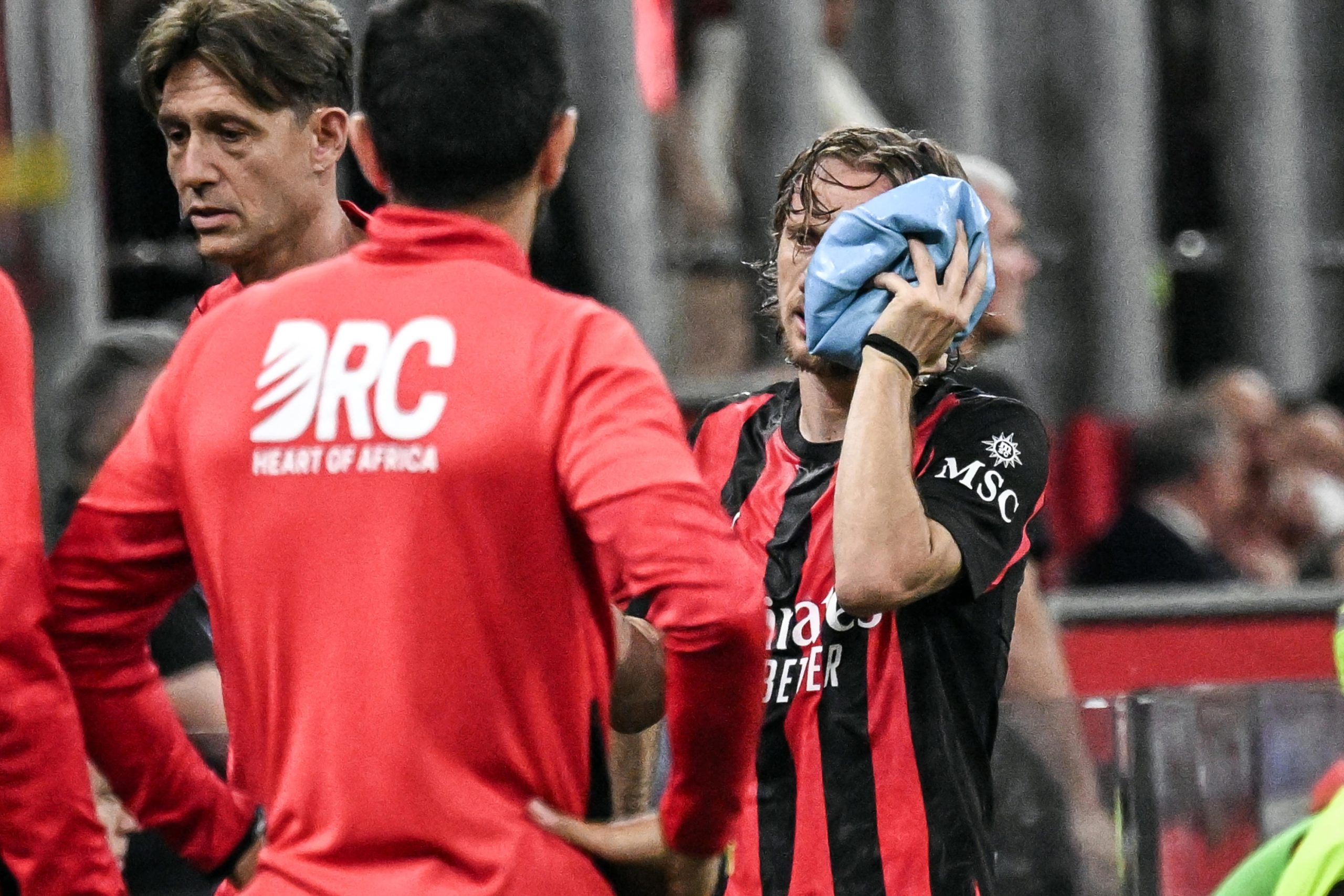 El Impactante Choque en San Siro: Modric se Ve Forzado a Abandonar el Clásico