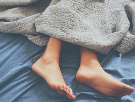 Olvida las noches de sudar en la cama: los trucos más efectivos para combatir el calor y dormir bien