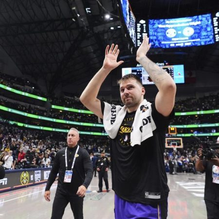 Luka Doncic inspira un libro de filosofía con aportaciones de leyendas del baloncesto: “Siempre sonríe, aunque le estén golpeando”