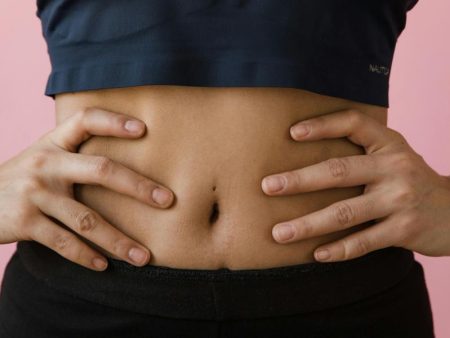 Con solo 3 minutos: el ejercicio japonés que deja tu abdomen plano sin salir de casa