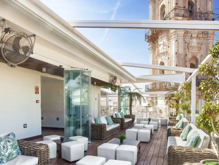 La terraza de moda en Málaga con vistas a la torre de San Juan: perfecta para ver el atardecer