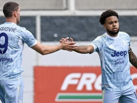 Vlahovic marca con la Juve mientras se decide su futuro