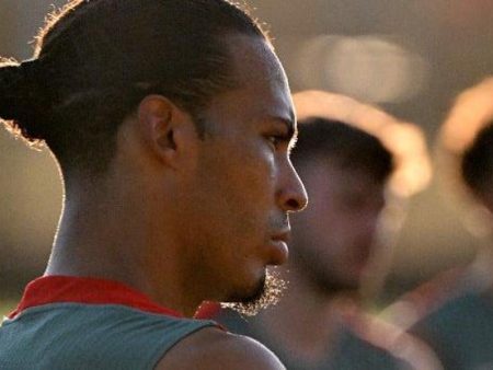 Van Dijk: «Es extraño tener que volver a jugar a fútbol tras la muerte de Diogo Jota»