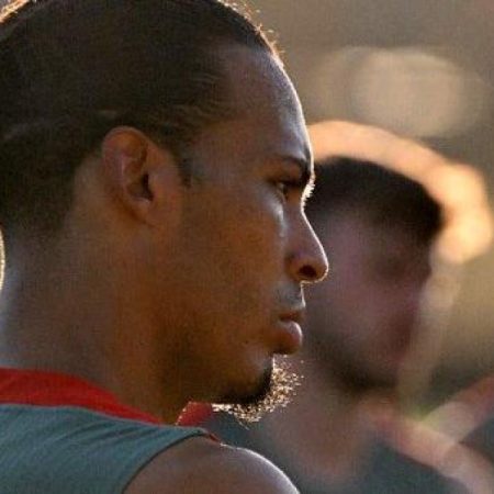 Van Dijk: «Es extraño tener que volver a jugar a fútbol tras la muerte de Diogo Jota»