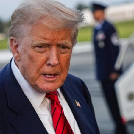 Lluvia de críticas a Donald Trump por la nueva ley que puede llevarte un año a la cárcel: “Es un dictador”