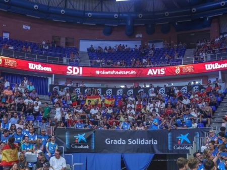 La Grada Solidaria de CaixaBank tiñe de azul el Martín Carpena en una jornada de baloncesto y compromiso social