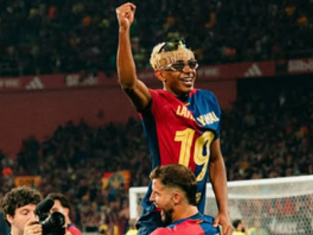 Lamine homenajea a su «capitán» Iñigo con una foto de despedida