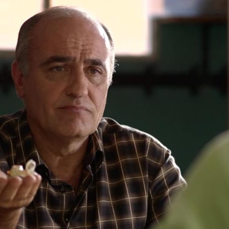 Francesc Orella, 10 años después del éxito de ‘Merlí’ en TV3: «Los productores se aprovechan de que está comprobado de que se puede hacer algo bien en menos semanas, pero luego se hace como el culo»