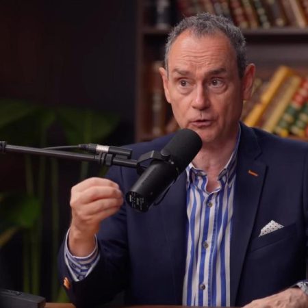 Pedro Baños, coronel del Ejército: “En el momento en que abres un móvil, cualquier cosa que haces te identifica con una precisión total”