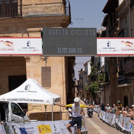 Miguel Moya gana en Alcaraz y es el primer líder de la Vuelta a Castilla-La Mancha Leader