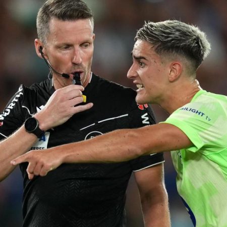 Mateu Lahoz tampoco lo entiende: “Balde no puede recoger la mano más”