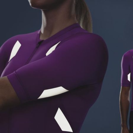 Llega la nueva ropa ciclista de alta visibilidad de los equipos Specialized, segura, cómoda y ligera dentro de la colección Prime 2025
