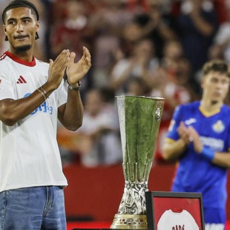 Badé recibe un homenaje y es aclamado por la afición sevillista