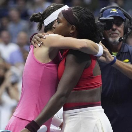 Coco Gauff sobrevive a duras penas a un durísmo estreno