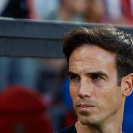 Iñigo Pérez avisa que el césped de Vallecas “no sólo preocupa al Barça”