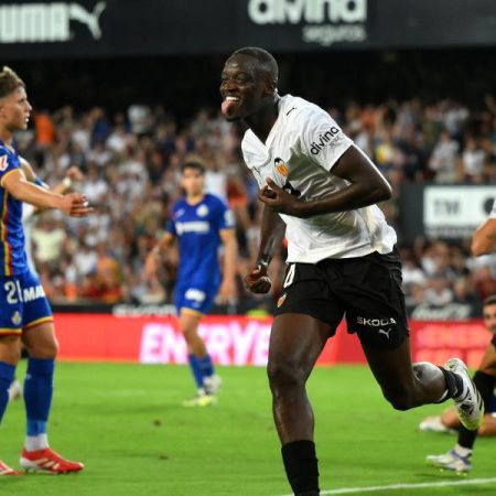 El Valencia se crece y tumba al Getafe con su primera victoria