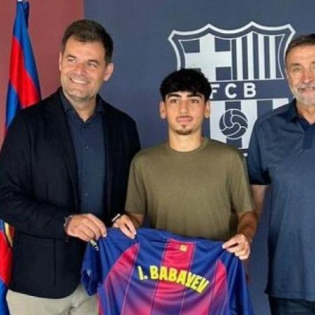 Ibrahim Babayev firma con el Barça