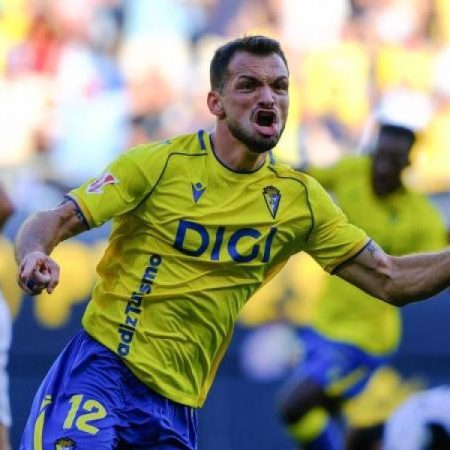 El Cádiz aprovecha el tiempo añadido y supera al Albacete