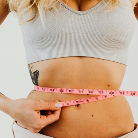 Nadie lo hace pero funciona: el movimiento isométrico que quema la grasa abdominal y tonifica el abdomen