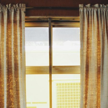 Una experta en limpieza revela cómo lavar cortinas sin que se arruguen: importante tenderlas “justo al finalizar el lavado”