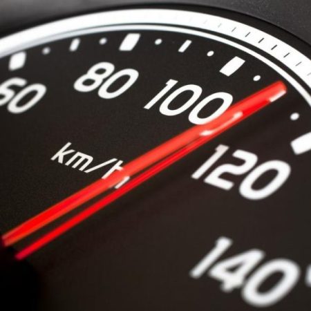 El coche eléctrico más rápido del mundo desafía límites con 3.000 CV y 472 km/h