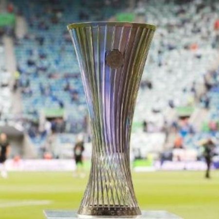 La UEFA multa a tres equipos en la Conference League