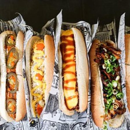 Si pasas por el Raval, no te pierdas estos perritos calientes: calidad asegurada y variedad para todos los gustos 