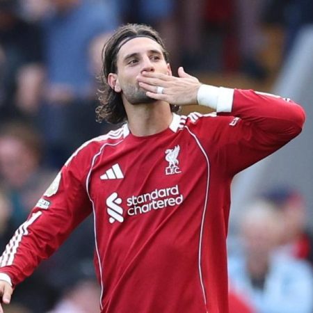 El Liverpool marca la línea al Arsenal con un golazo de Szoboszlai