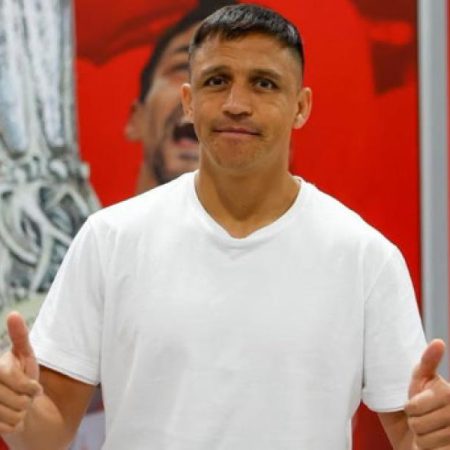 Alexis Sánchez aterriza en Sevilla