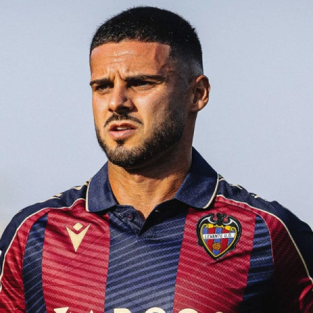 El Levante rescinde el contrato del centrocampista Sergio Lozano