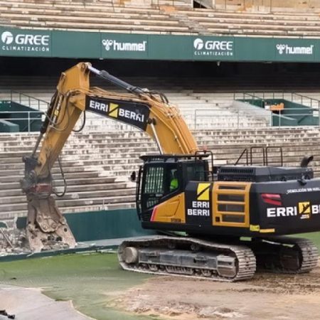 Demolición de la grada de preferencia del estadio Benito Villamarín