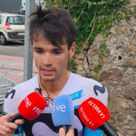 Oficial: Javi Romo abandona La Vuelta tras la caída generada por la acción de un manifestante
