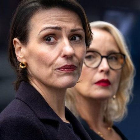 La nueva miniserie de cinco capítulos que arrasa en Netflix España: un thriller político en el que dos líderes mundiales se ven envueltas en una conspiración