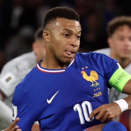 2-1: El VAR salva a Francia y a Mbappé tras la roja a Tchouaméni