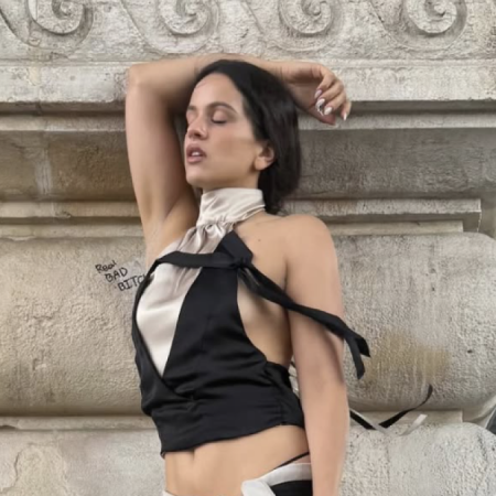 Rosalía sorprende en la Fashion Week de París con un look muy atrevido