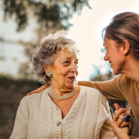 Una pensionista de 80 años: “Si cobrando 840 euros puedo pagar un alquiler de 1.200, es porque vivo con dos chicas estudiantes en casa; si no, no podría sobrevivir”