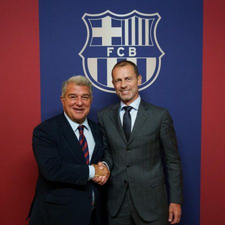 Ceferin y Laporta, juntos en el palco viendo el Barça-PSG con Figo por detrás
