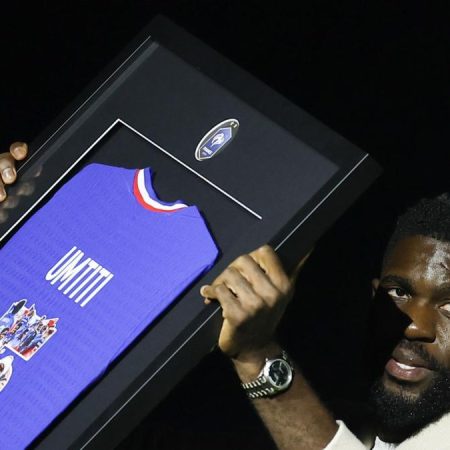 Umtiti, ex del Barça, se despide con honores del Parque de los Príncipes