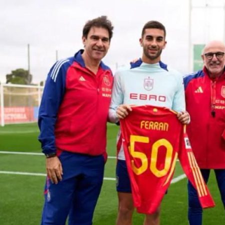 Entrenamiento de la Selección y homenaje a Ferran Torres