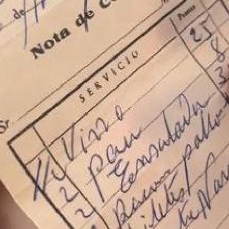 Su abuela encuentra los tickets del menú del día en que se casó, le enseña los precios a su nieta y las redes no dan crédito