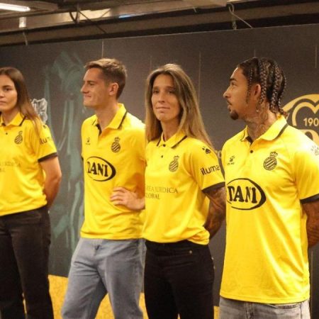 El Espanyol presenta la camiseta 125 aniversario en el Metro de Universitat en Barcelona