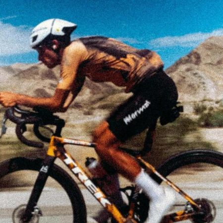 Kilian Jornet regala la bici con la que hizo historia en su último desafío
