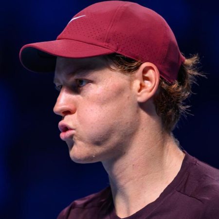 Sinner responde a Alcaraz con una paliza en París