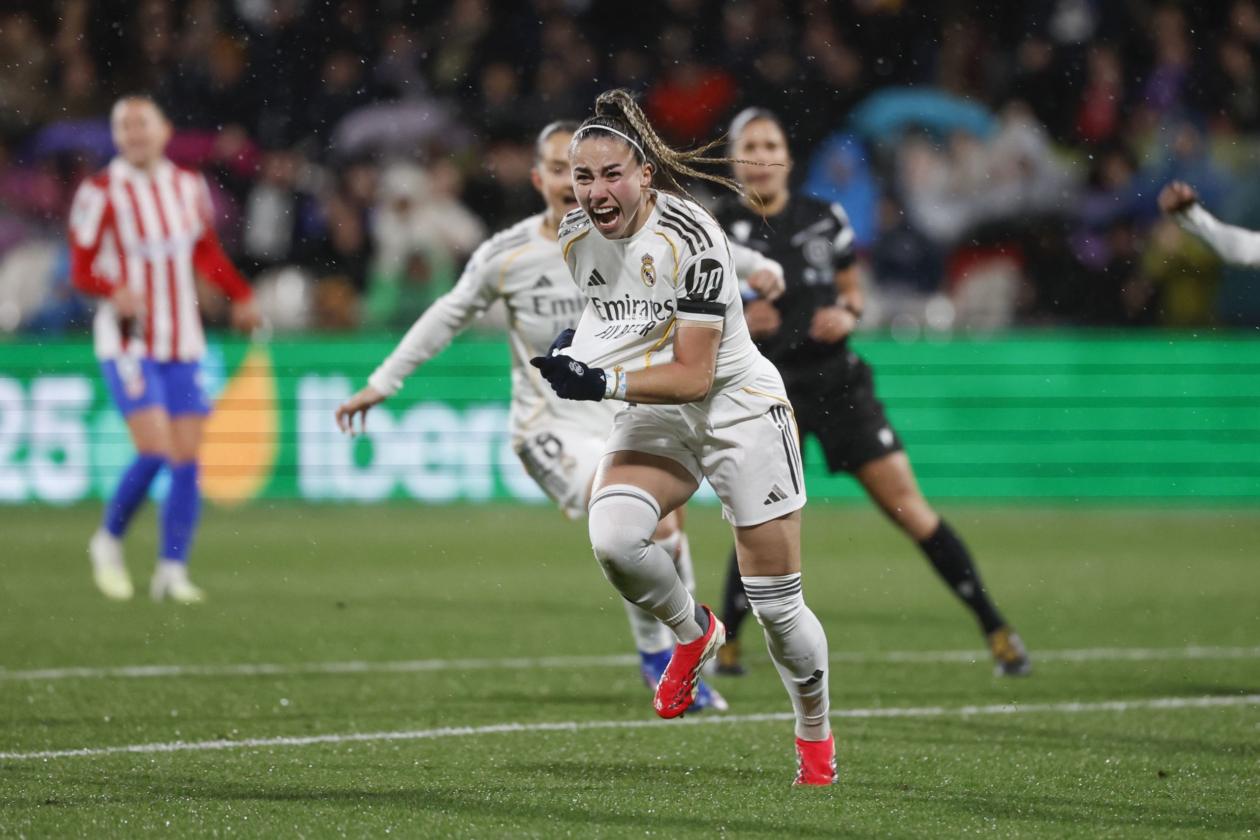 La Rivalidad que enciende Pasiones: Athenea del Castillo y los Clásicos que Definirán el Futuro