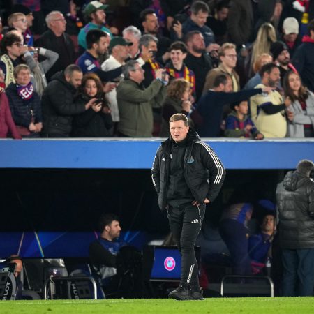 Newcastle mantiene a Howe en el banquillo mientras se plantean cambios estratégicos