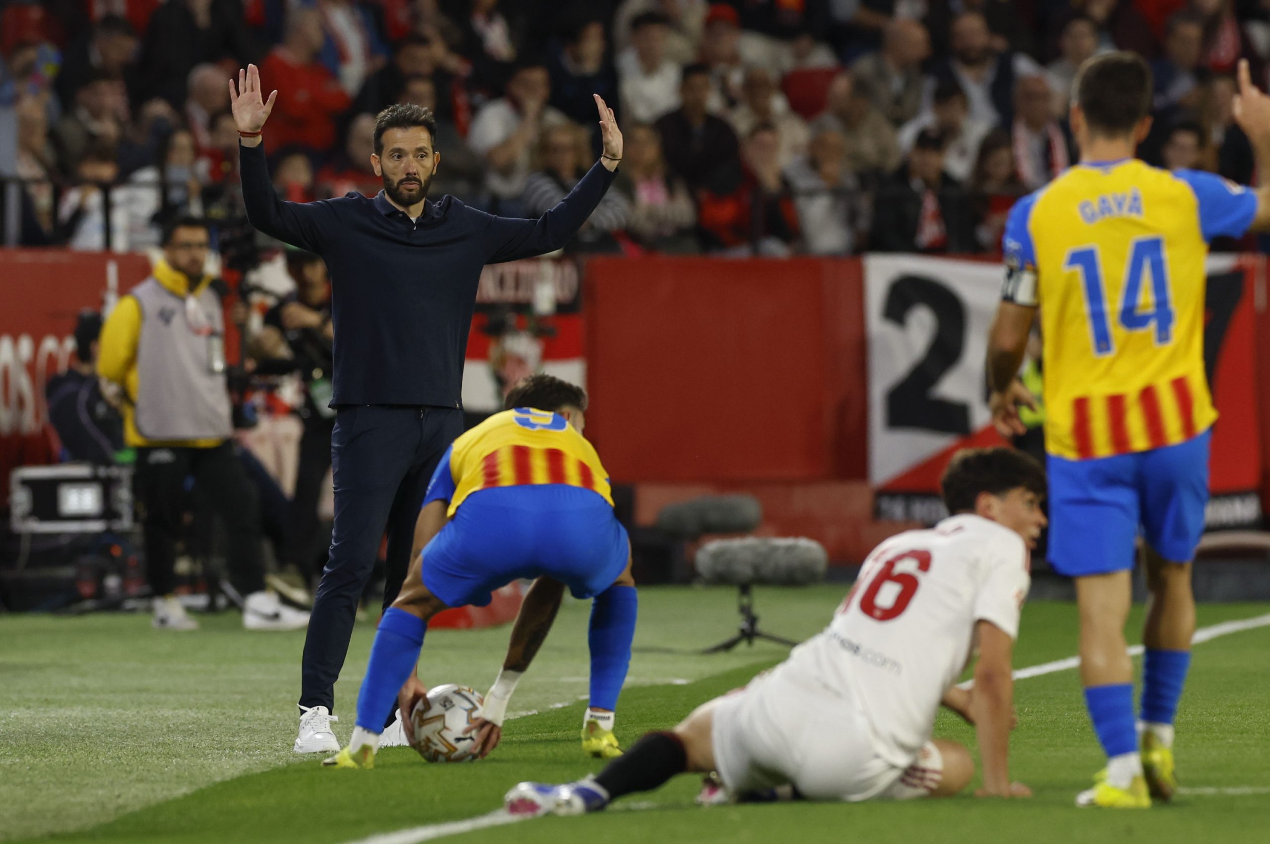Corberán celebra la victoria del Valencia y promete lucha hasta el final de la temporada